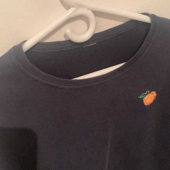 Beautiful Black Crewneck Sweater with embroidered Orange Peach SZ Large 😍 - Picture 3 of 4